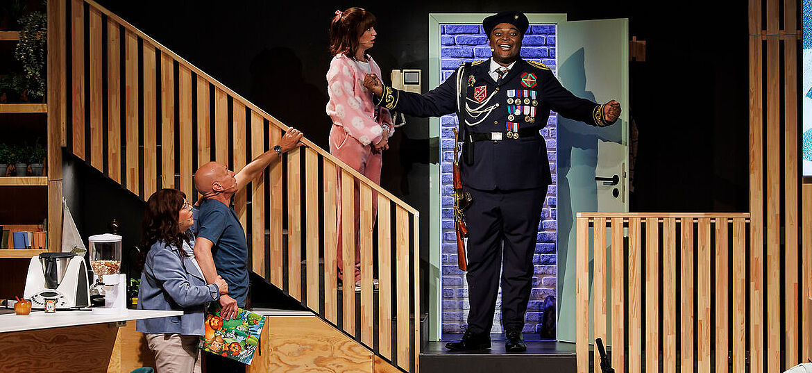 Schmidt_Der-50-Dollar-Diktator_c_MorrisMacMatzen_1200x550px_13_8627c7eb62