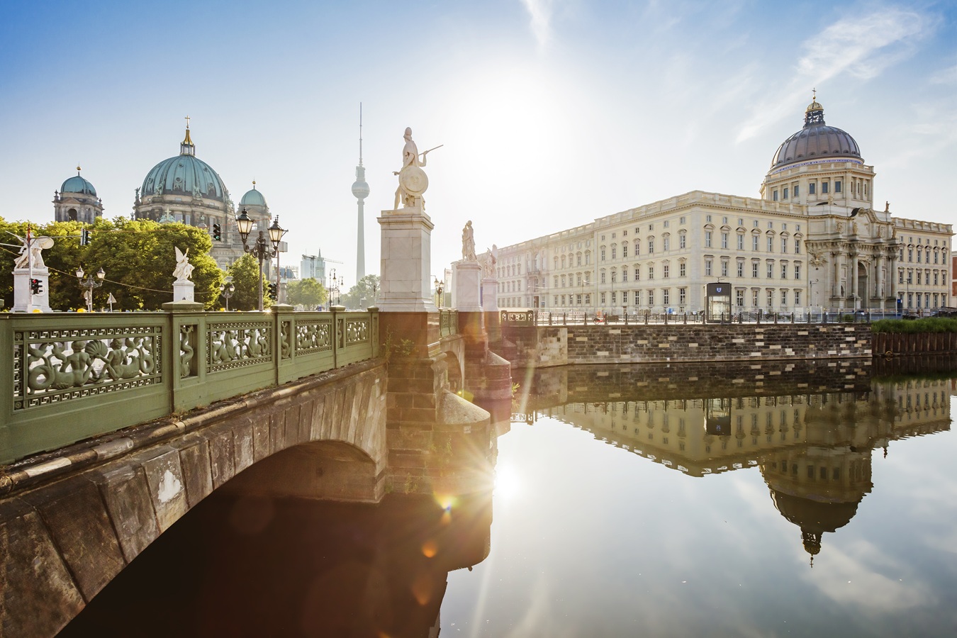 Schlossbruecke und Humboldt Forum im Berliner Schloss